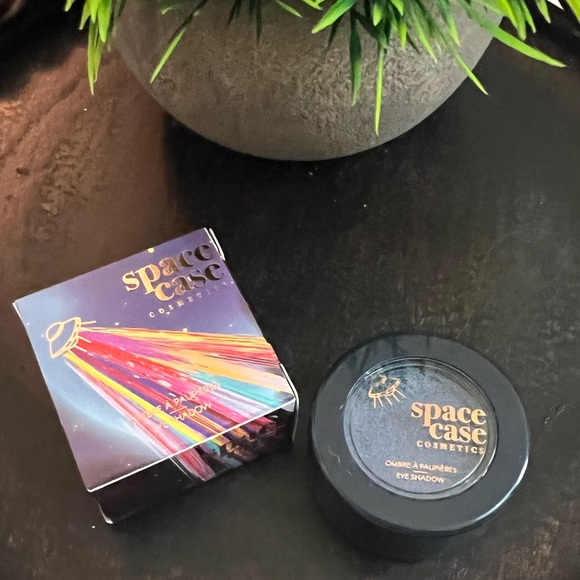 Space Case Eyeshadow NEW - Picture 4 of 6